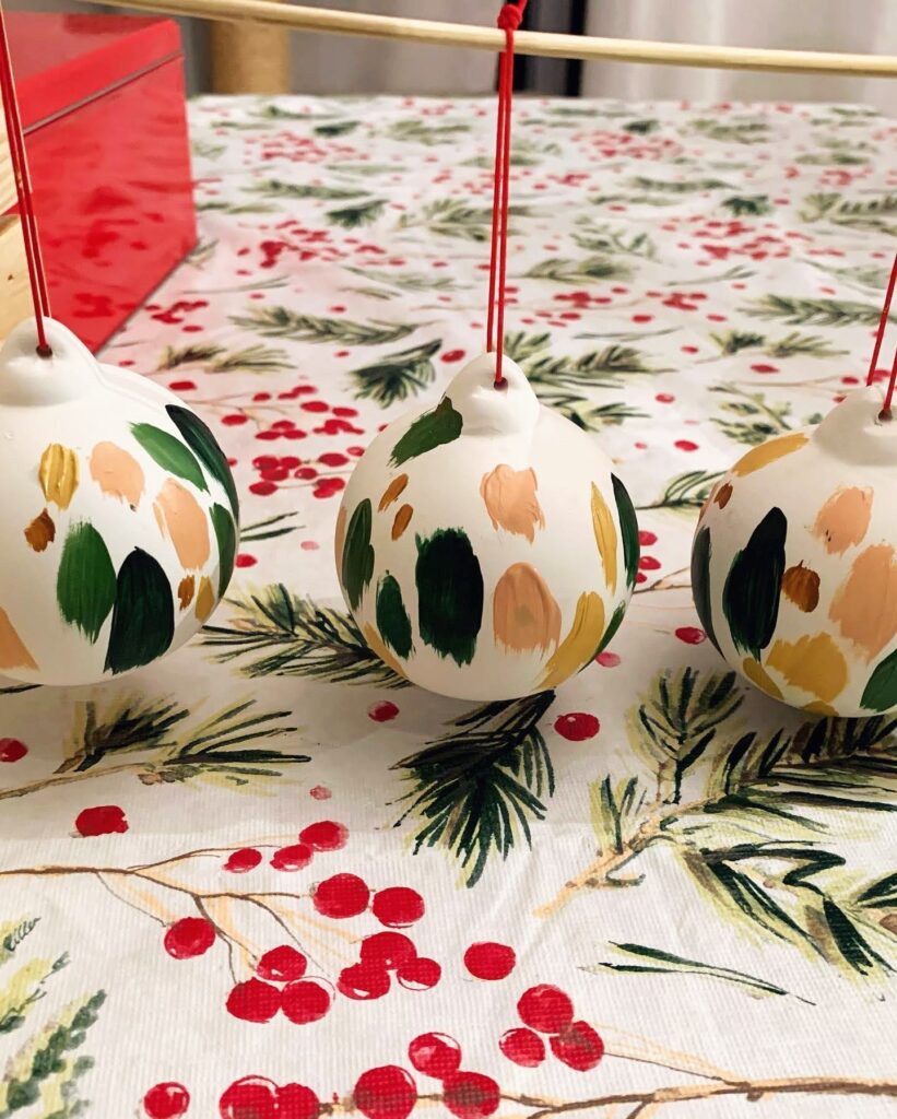 3 boules de Noël avec taches de peintures en séchage