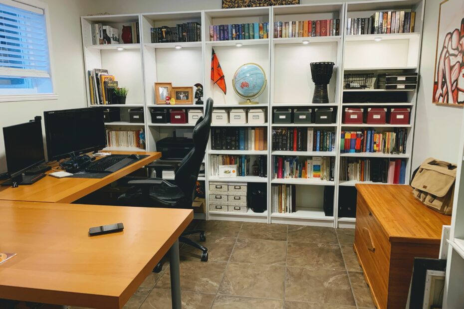 Bureau professionnel au sous-sol avec bibliothèque
